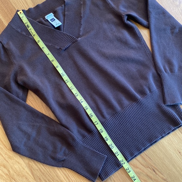 GAP Brown V-Neck Sweater Size S - Picture 5 of 7